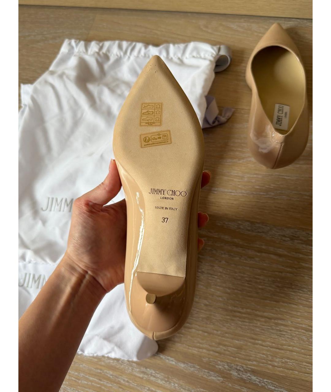 JIMMY CHOO Бежевые лодочки на низком каблуке из лакированной кожи, фото 4