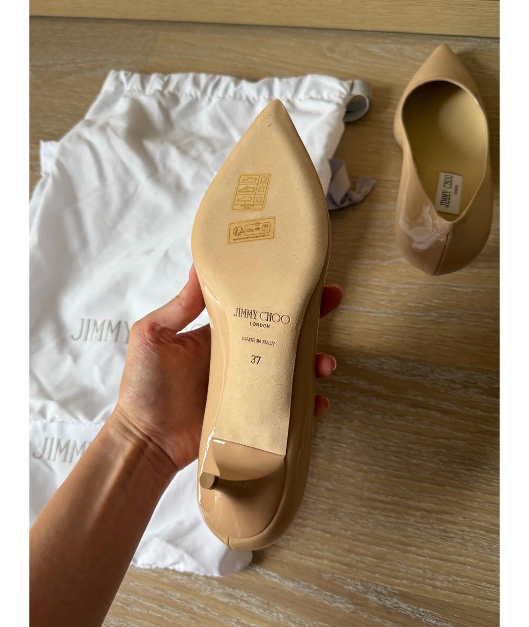 JIMMY CHOO Бежевые лодочки на низком каблуке из лакированной кожи, фото 5