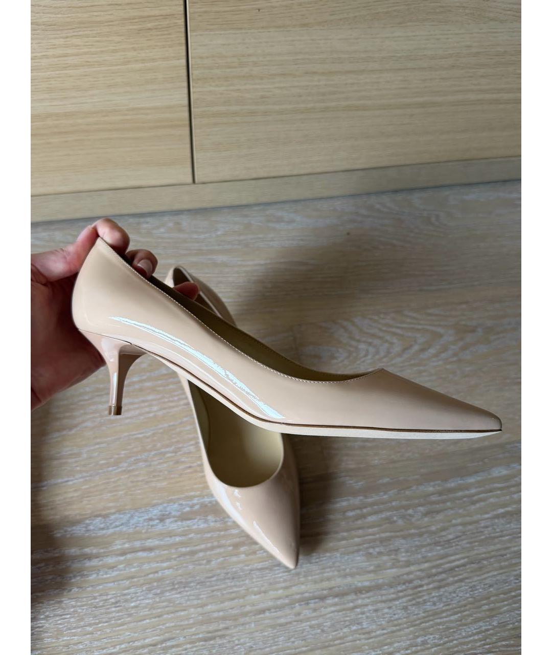 JIMMY CHOO Бежевые лодочки на низком каблуке из лакированной кожи, фото 7