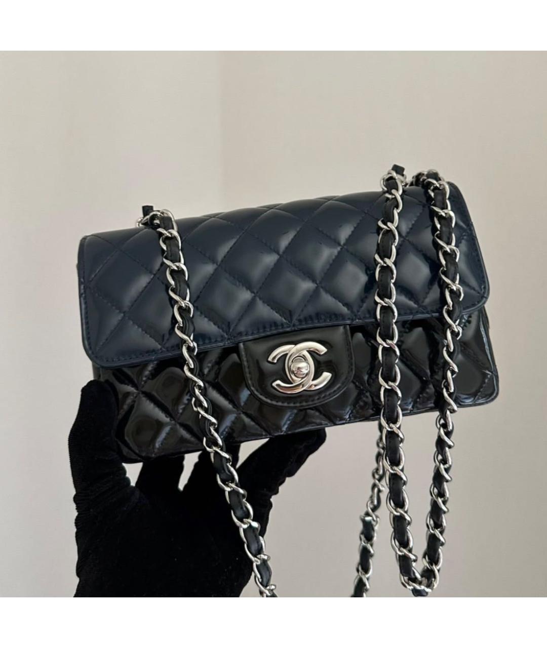 CHANEL Черная сумка через плечо из лакированной кожи, фото 5