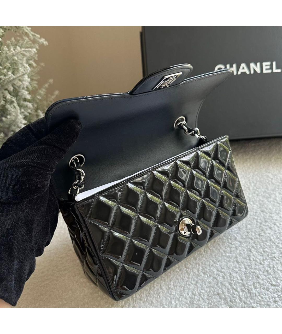 CHANEL Черная сумка через плечо из лакированной кожи, фото 4