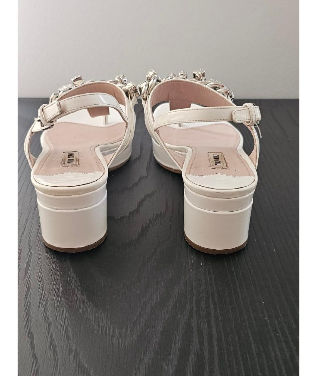 MIU MIU Белые босоножки из лакированной кожи, фото 4