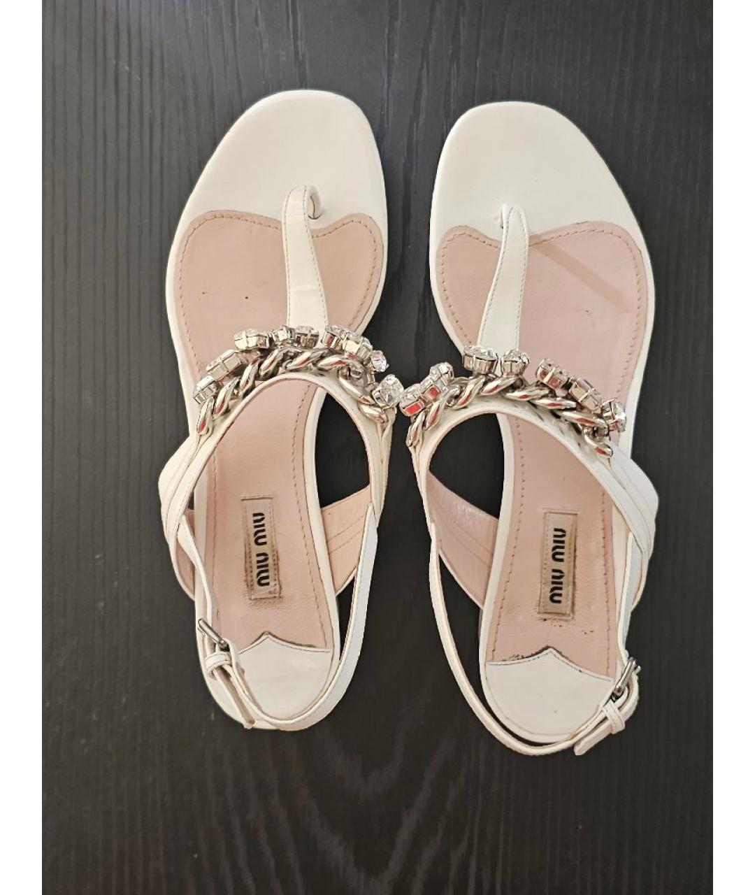 MIU MIU Белые босоножки из лакированной кожи, фото 3