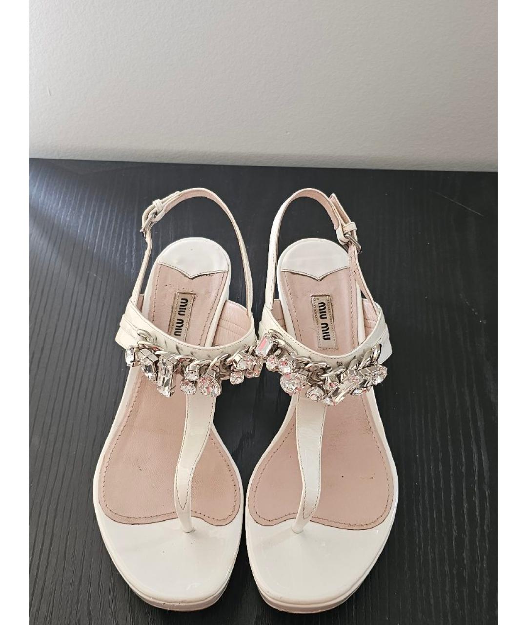 MIU MIU Белые босоножки из лакированной кожи, фото 2