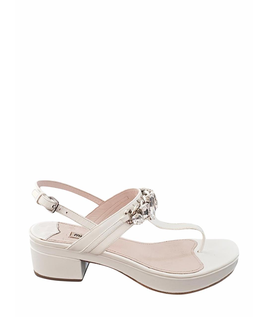 MIU MIU Белые босоножки из лакированной кожи, фото 1