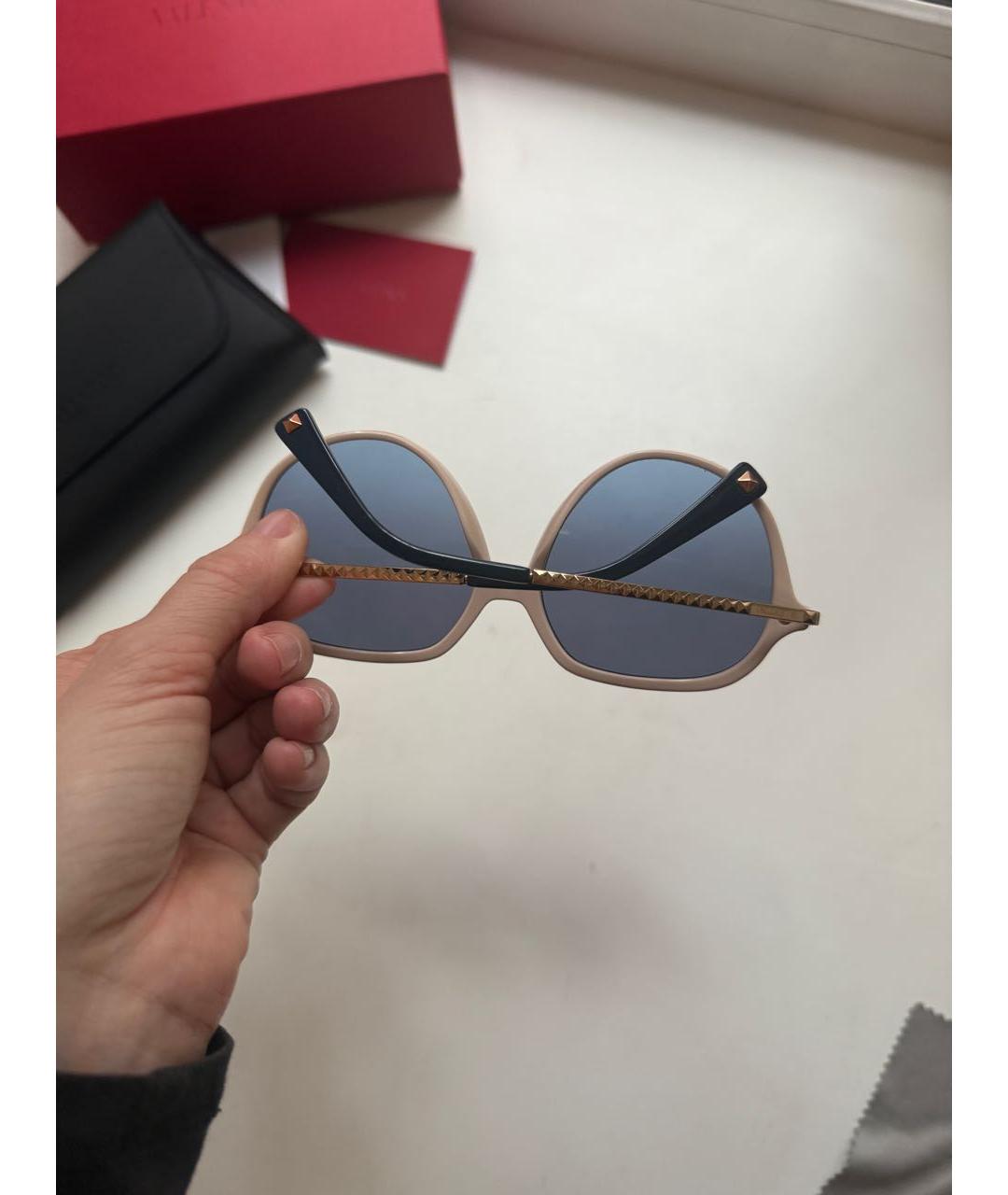 VALENTINO Бежевые пластиковые солнцезащитные очки, фото 2