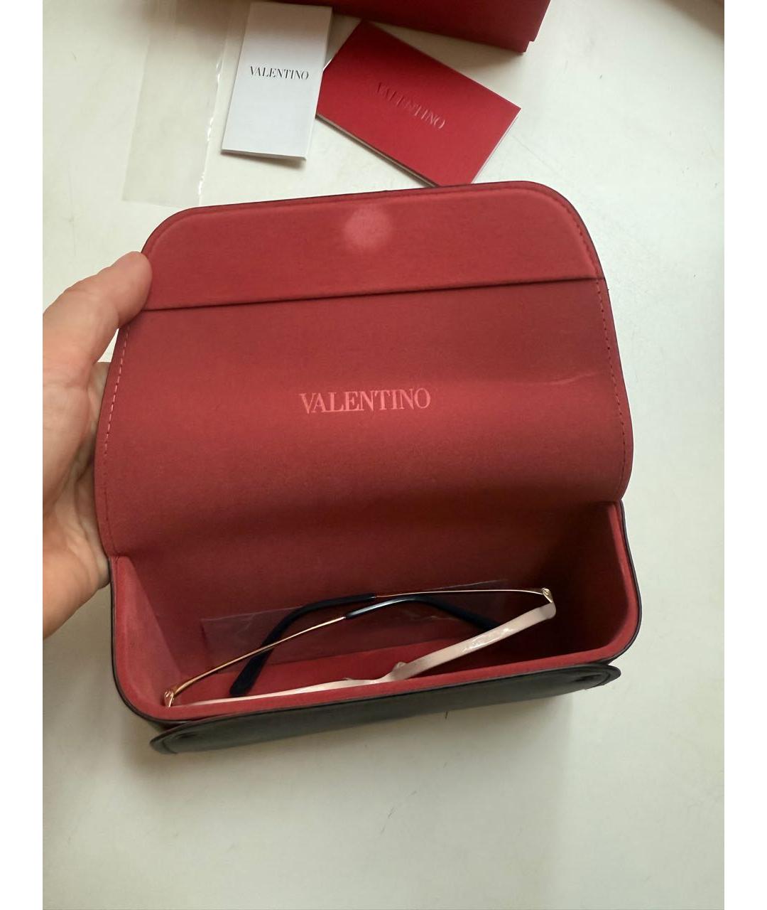 VALENTINO Бежевые пластиковые солнцезащитные очки, фото 5