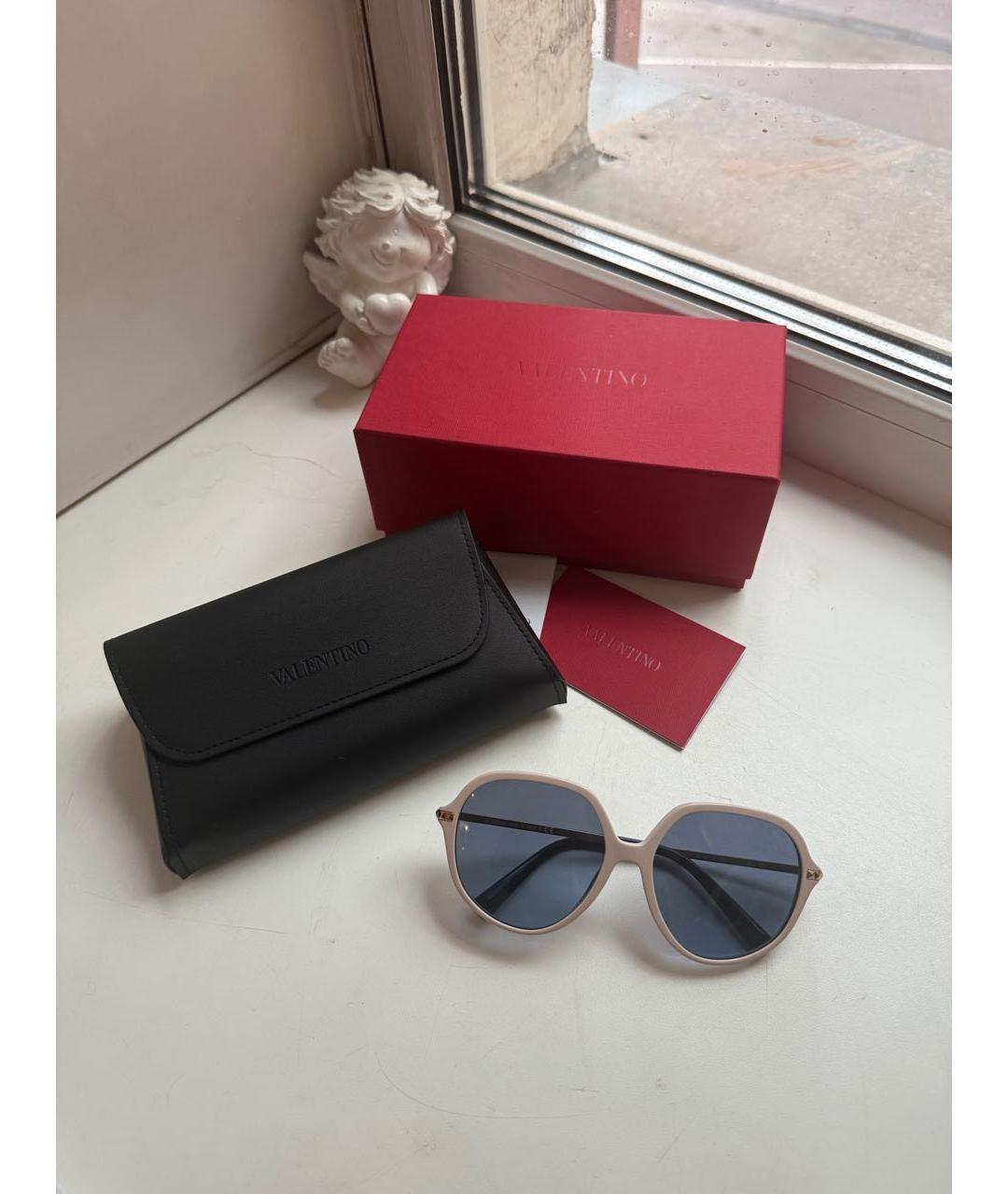 VALENTINO Бежевые пластиковые солнцезащитные очки, фото 3