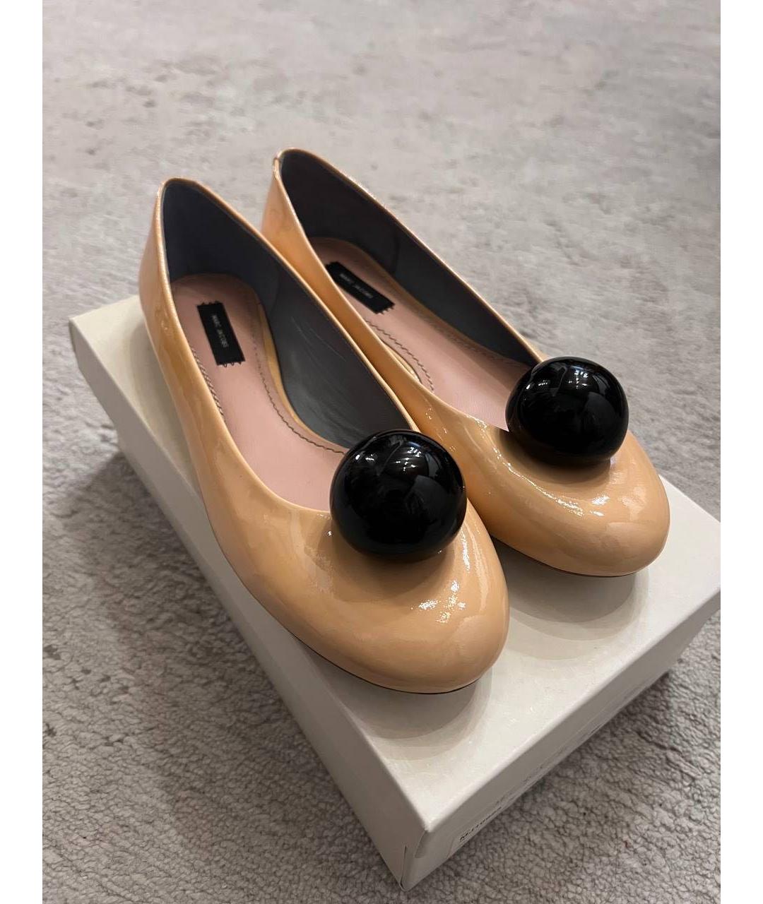 MARC JACOBS Бежевые балетки из лакированной кожи, фото 3
