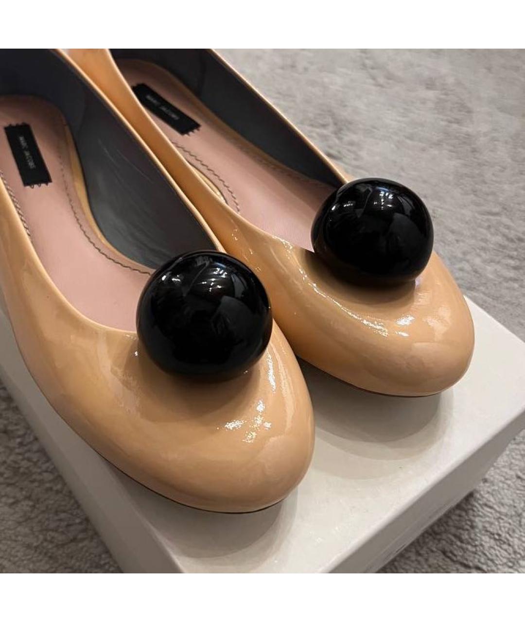 MARC JACOBS Бежевые балетки из лакированной кожи, фото 2