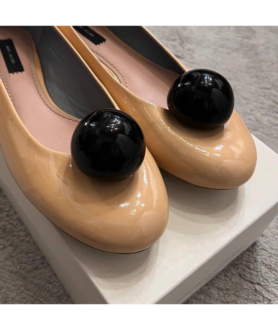 MARC JACOBS Бежевые балетки из лакированной кожи, фото 2