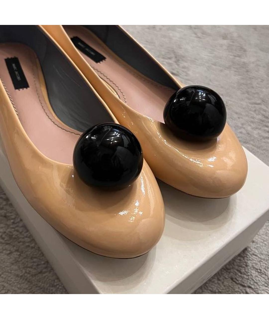 MARC JACOBS Бежевые балетки из лакированной кожи, фото 2