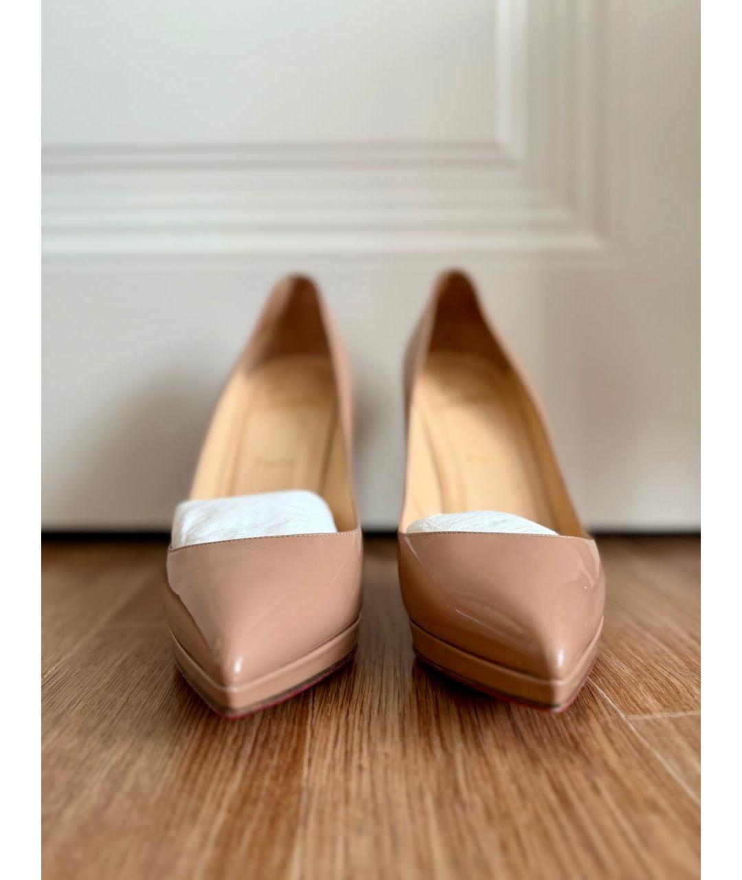 CHRISTIAN LOUBOUTIN Бежевые туфли из лакированной кожи, фото 2