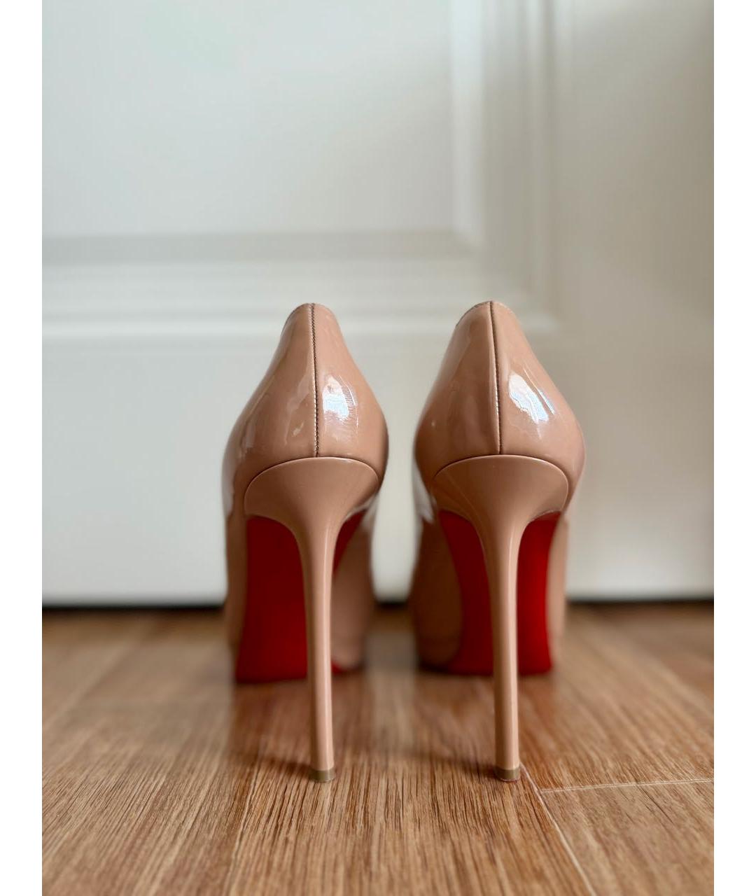 CHRISTIAN LOUBOUTIN Бежевые туфли из лакированной кожи, фото 4
