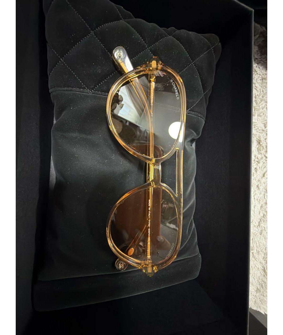 CHANEL Горчичные пластиковые солнцезащитные очки, фото 3
