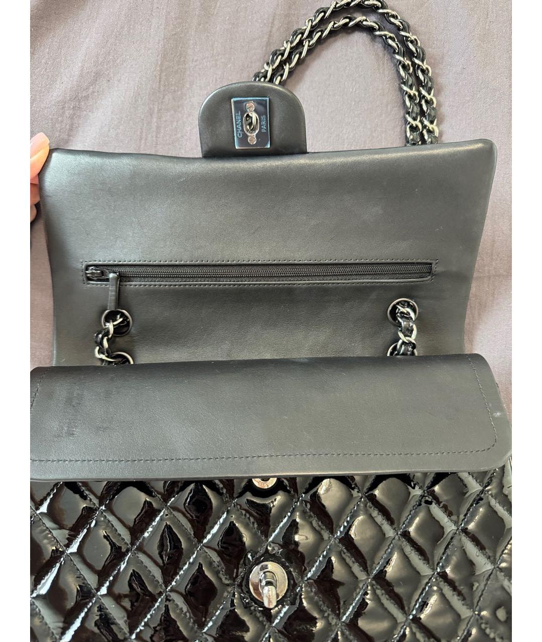 CHANEL Черная сумка через плечо из лакированной кожи, фото 2