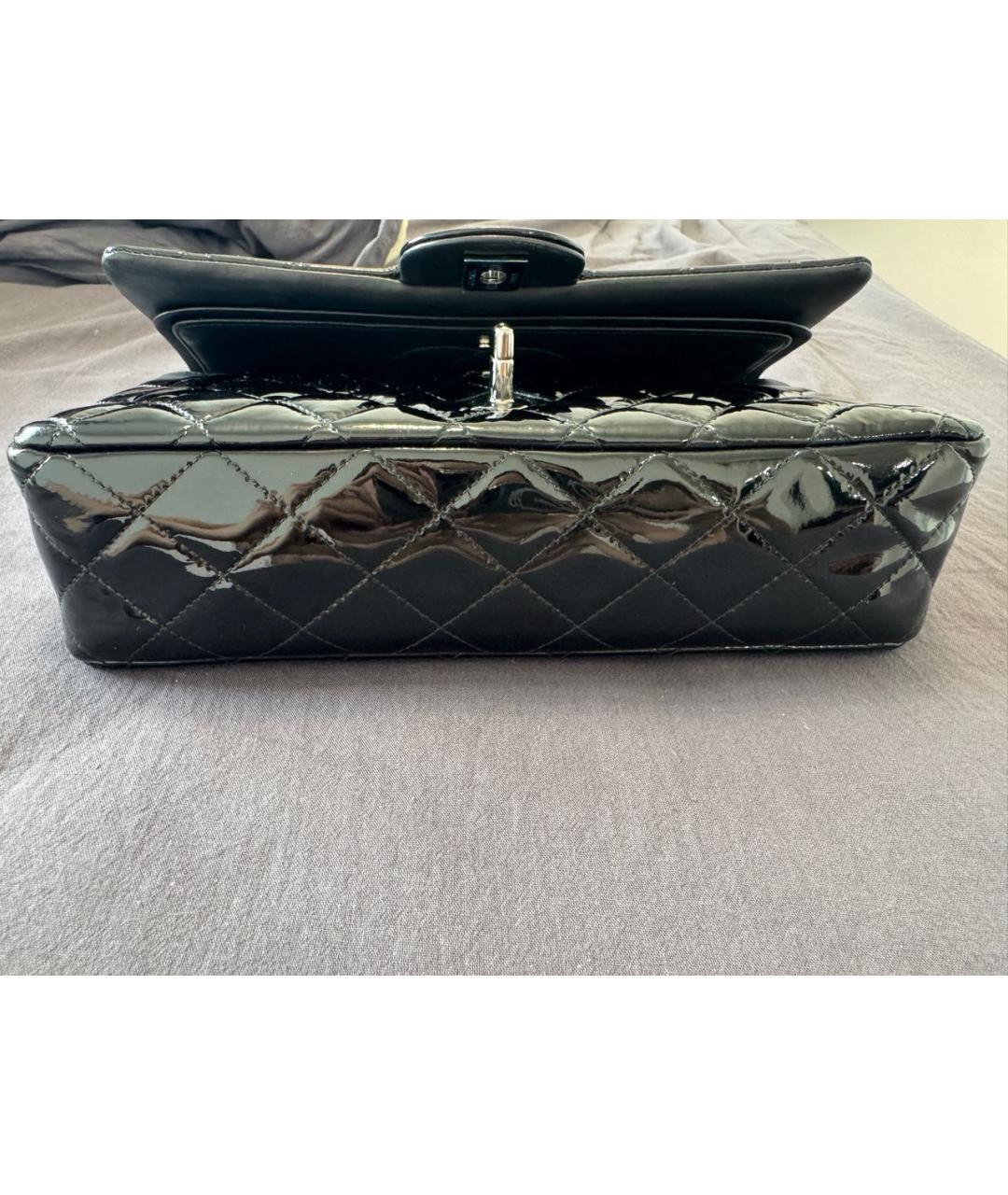 CHANEL Черная сумка через плечо из лакированной кожи, фото 4