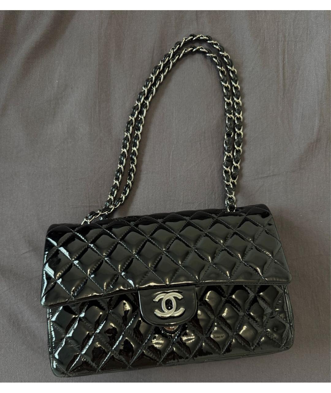 CHANEL Черная сумка через плечо из лакированной кожи, фото 9