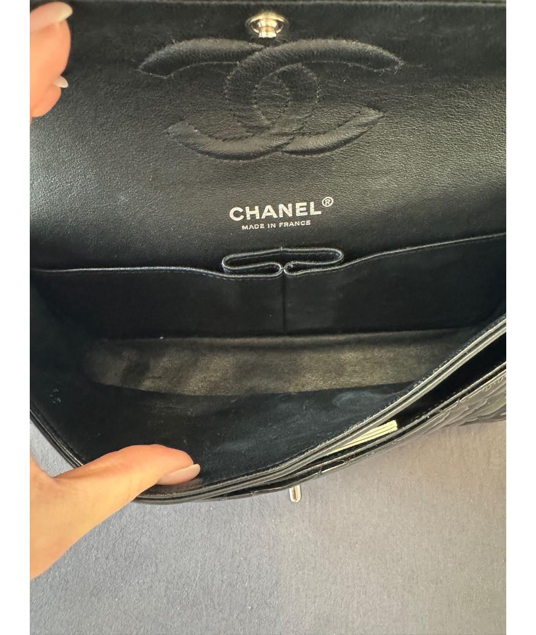 CHANEL Черная сумка через плечо из лакированной кожи, фото 5