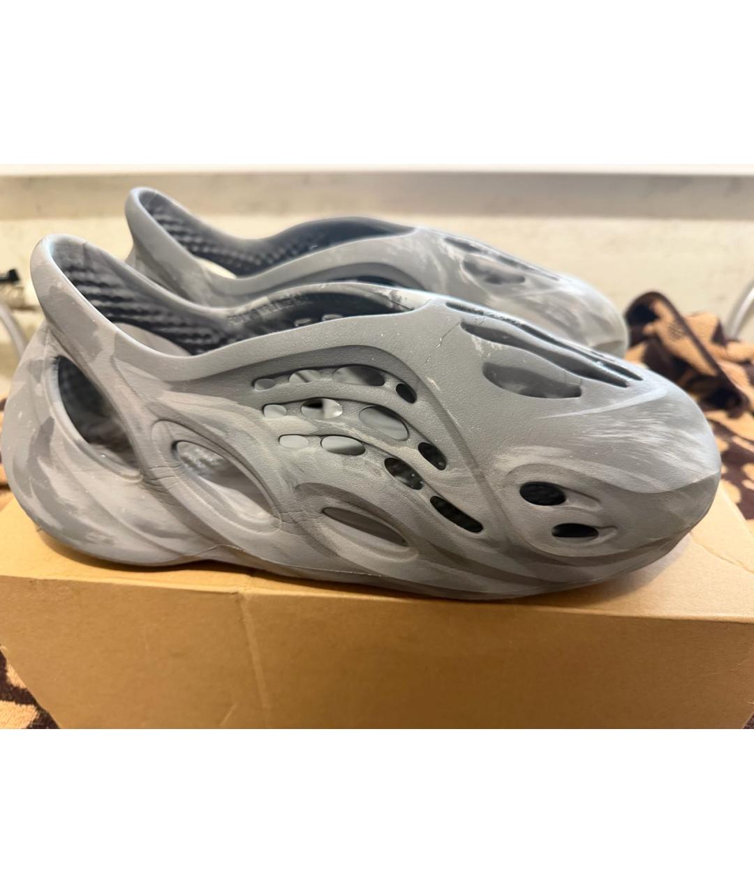 ADIDAS YEEZY Серые резиновые низкие кроссовки / кеды, фото 2