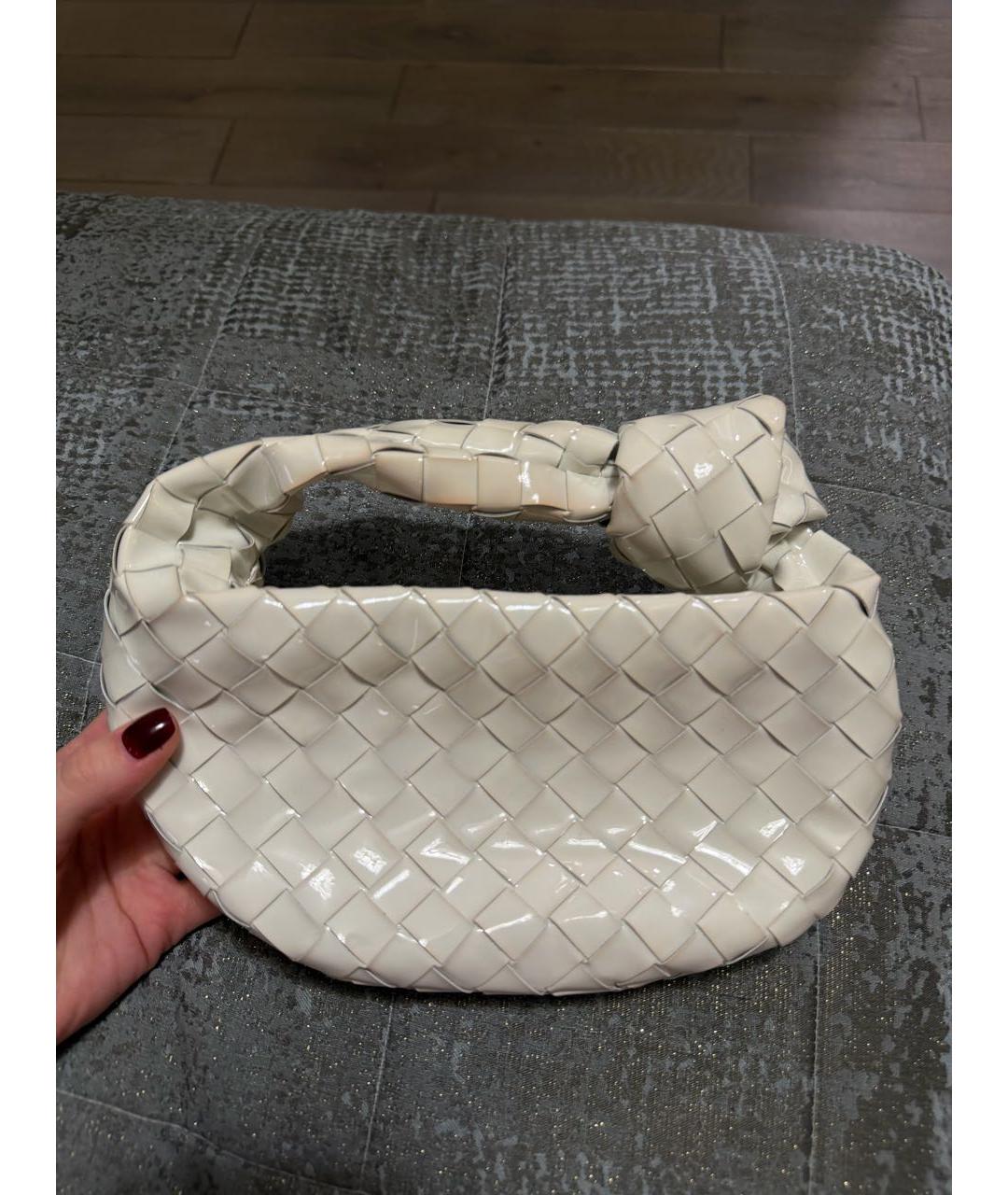 BOTTEGA VENETA Белая сумка с короткими ручками из лакированной кожи, фото 5
