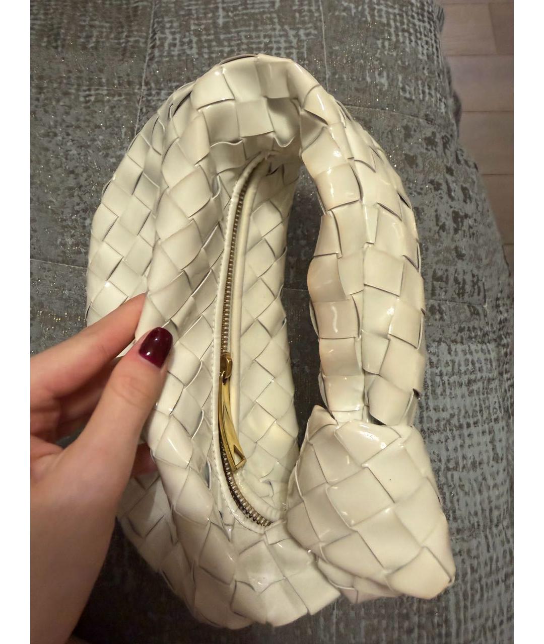 BOTTEGA VENETA Белая сумка с короткими ручками из лакированной кожи, фото 2