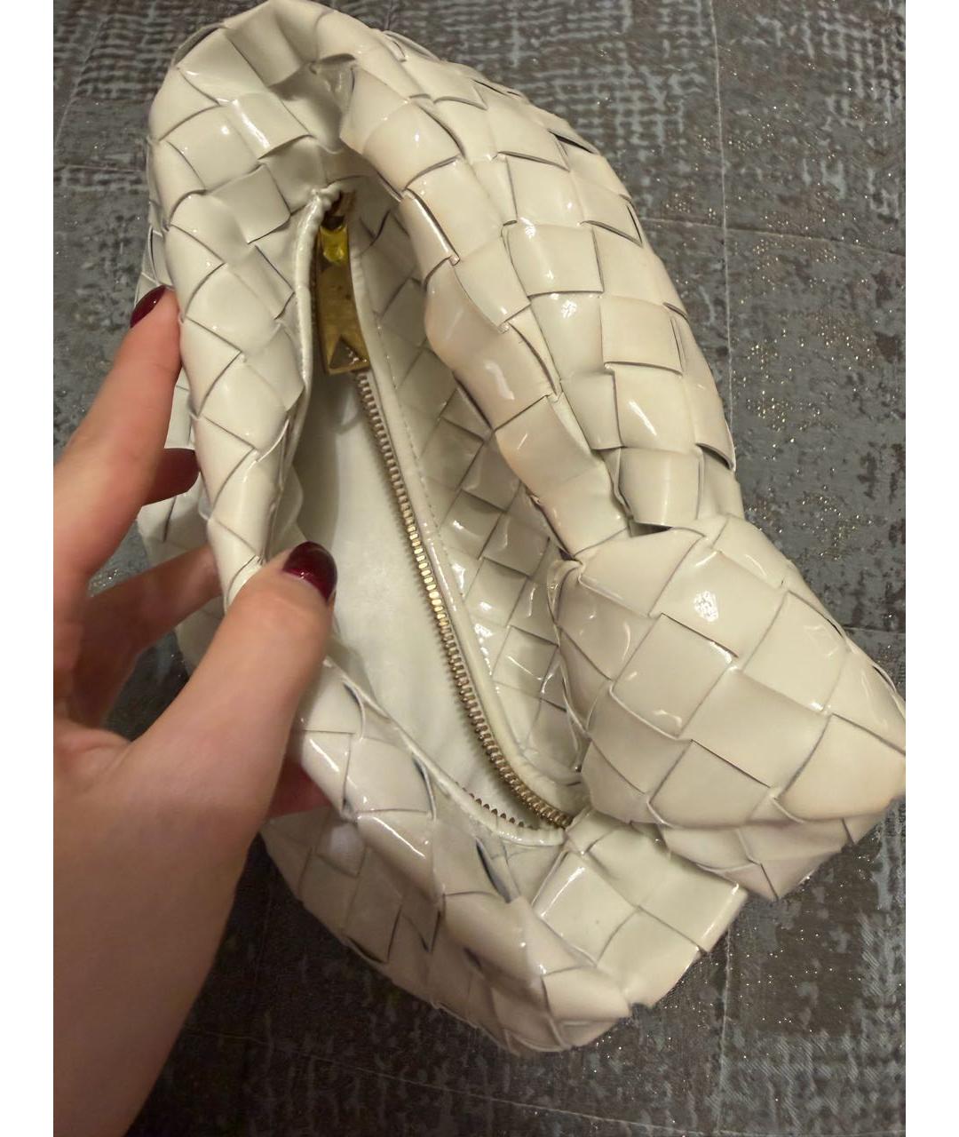 BOTTEGA VENETA Белая сумка с короткими ручками из лакированной кожи, фото 4