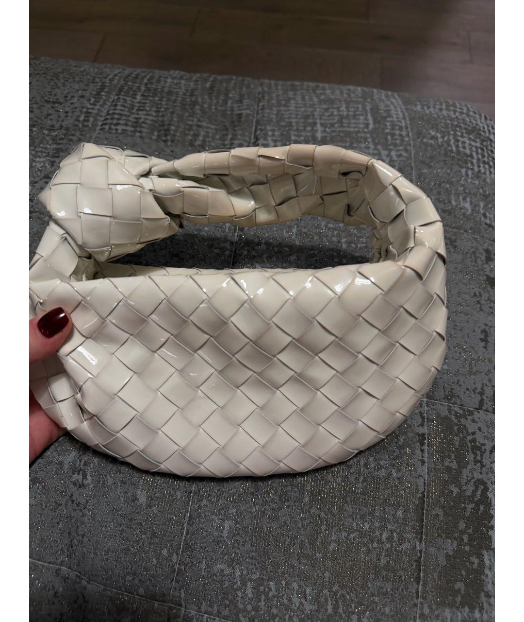 BOTTEGA VENETA Белая сумка с короткими ручками из лакированной кожи, фото 3