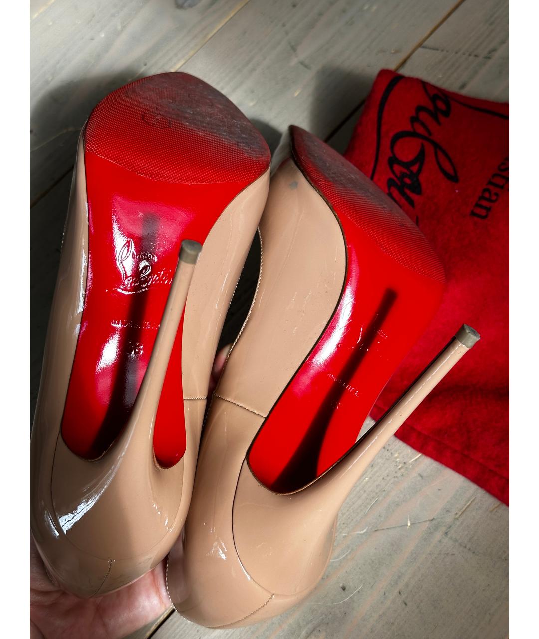 CHRISTIAN LOUBOUTIN Бежевые туфли из лакированной кожи, фото 5