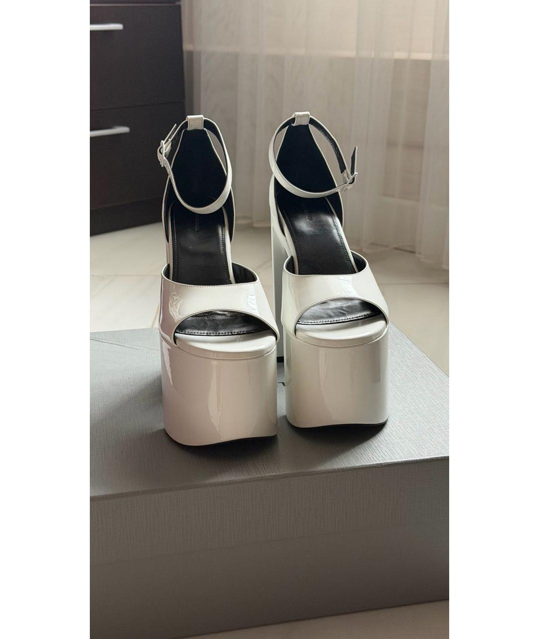 BALENCIAGA Белые босоножки из лакированной кожи, фото 2