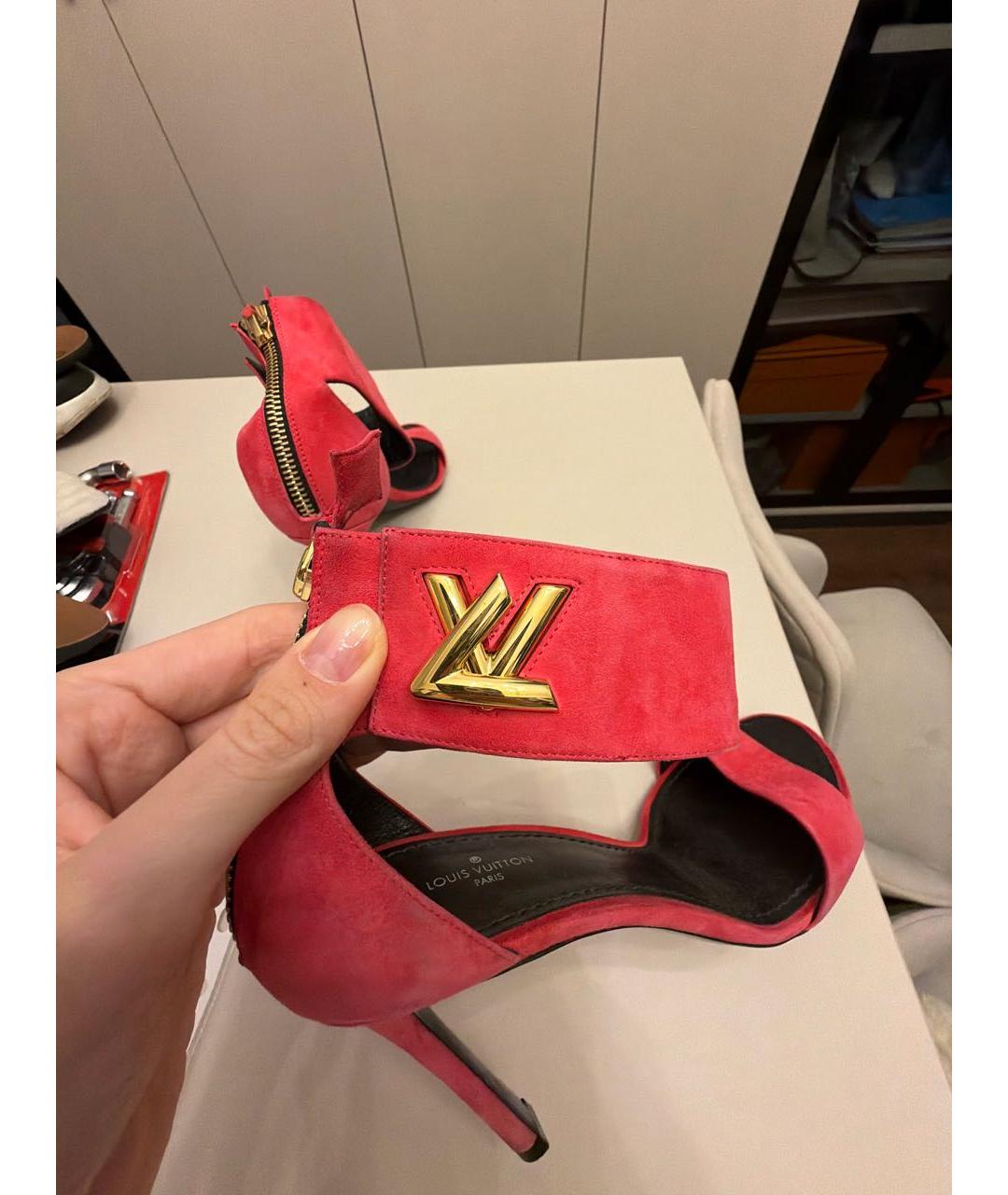 LOUIS VUITTON Розовые замшевые босоножки, фото 5