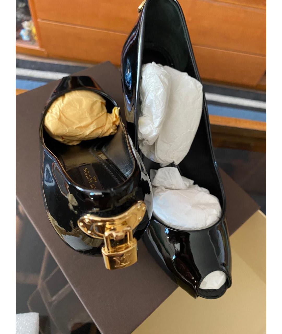 LOUIS VUITTON Черные лодочки на низком каблуке из лакированной кожи, фото 2