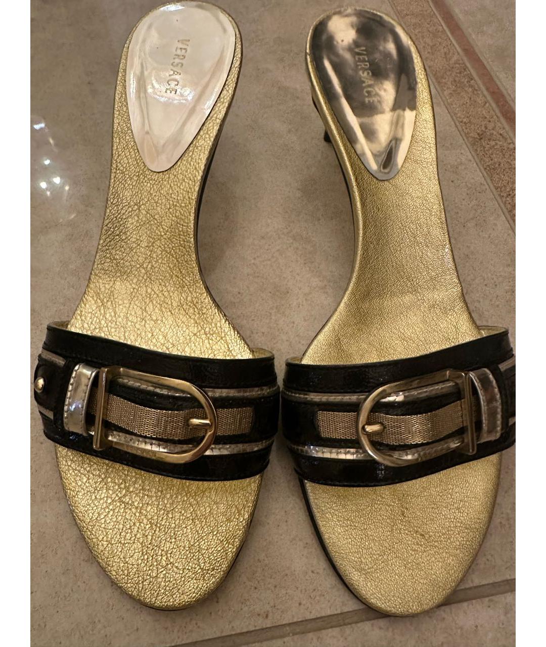 VERSACE Золотые кожаные босоножки, фото 3