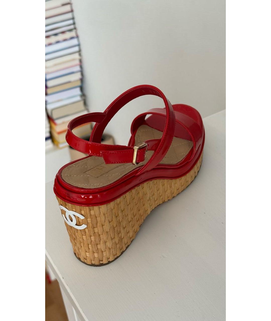 CHANEL Красные босоножки из лакированной кожи, фото 3