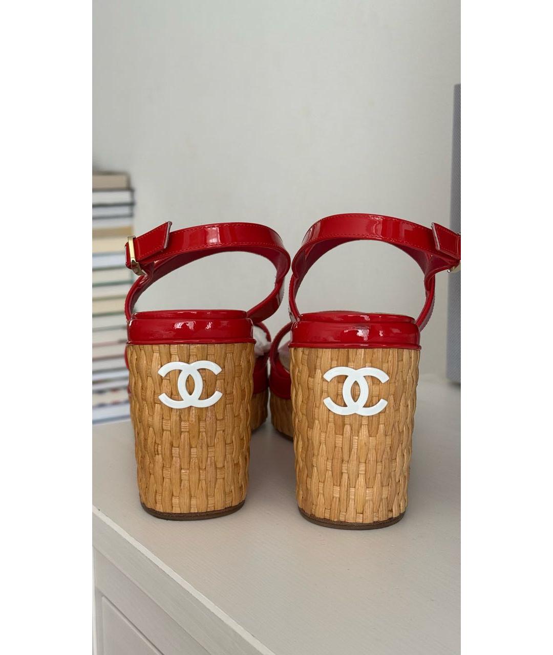 CHANEL Красные босоножки из лакированной кожи, фото 4