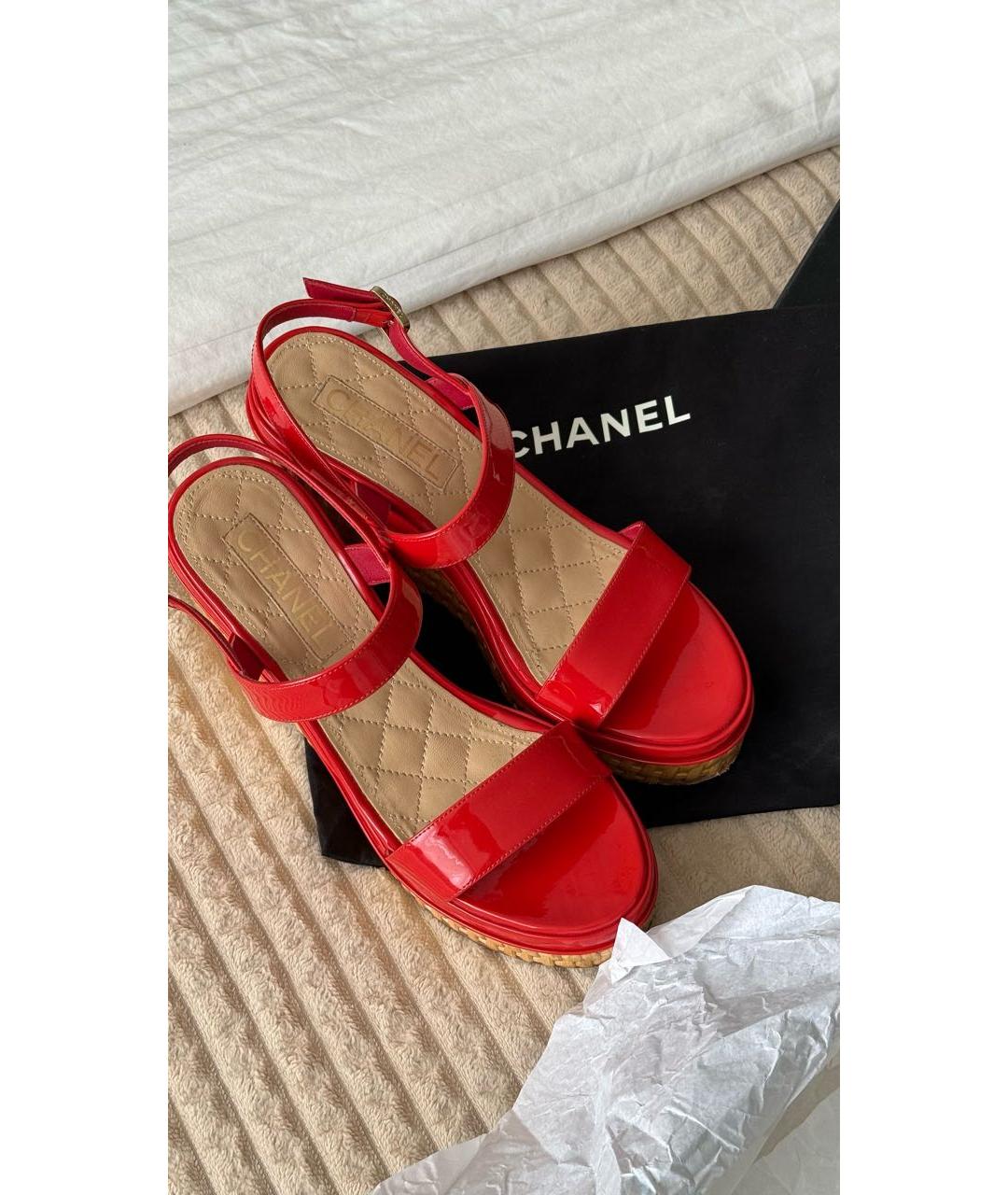 CHANEL Красные босоножки из лакированной кожи, фото 8