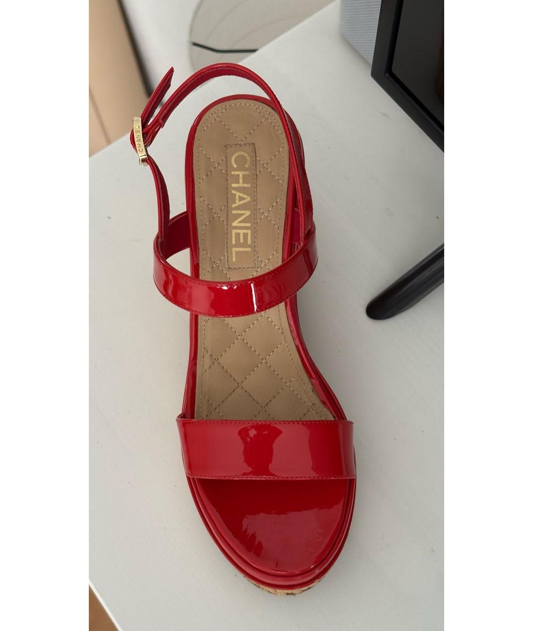 CHANEL Красные босоножки из лакированной кожи, фото 2