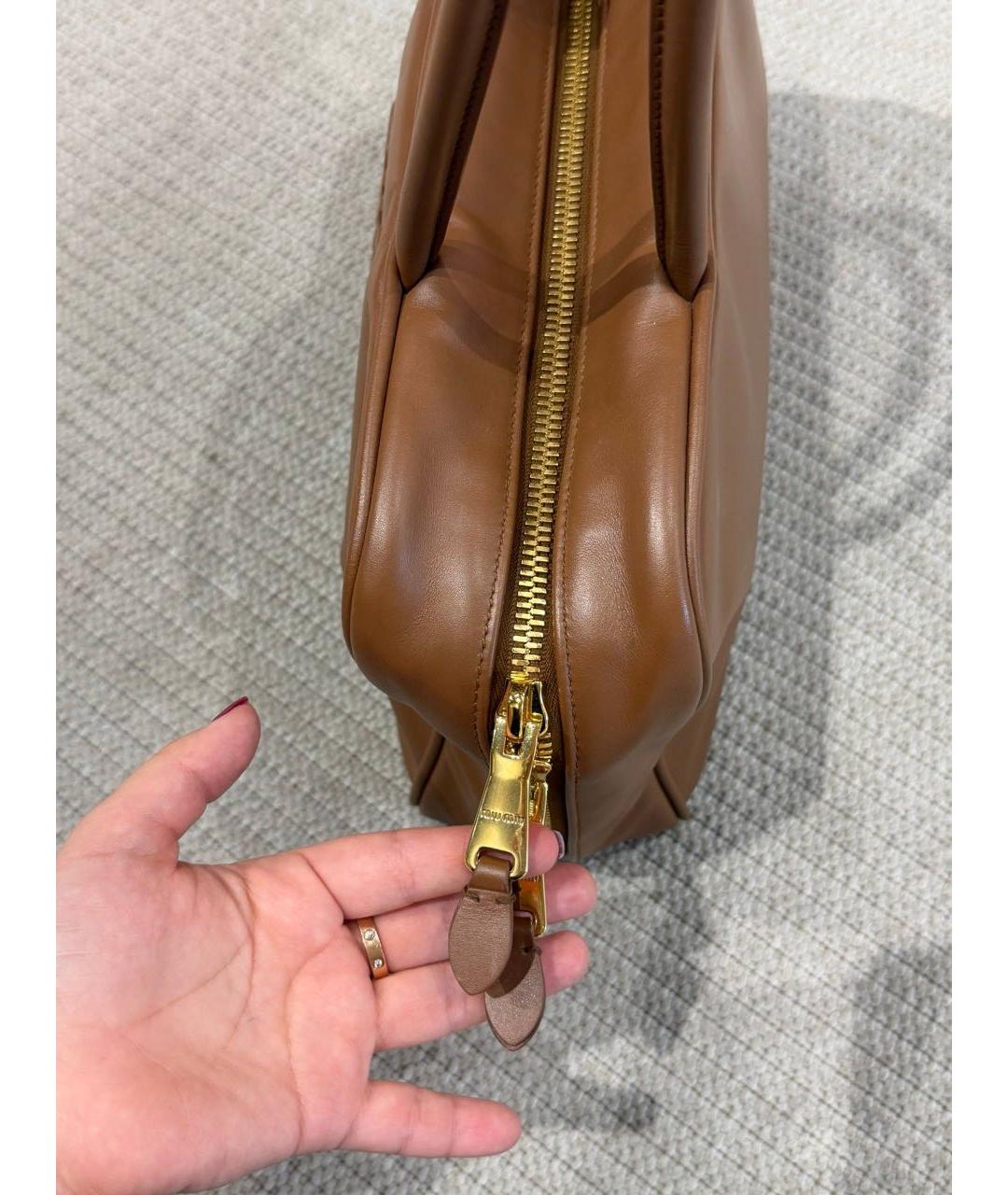MIU MIU Коричневая кожаная сумка с короткими ручками, фото 6