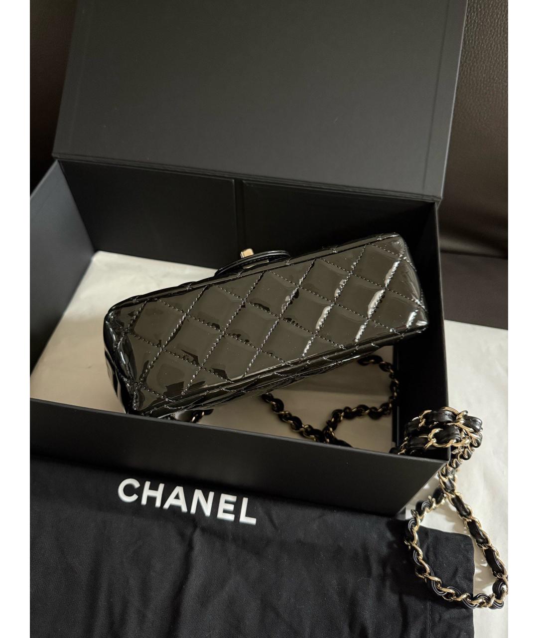 CHANEL Черная сумка через плечо из лакированной кожи, фото 6