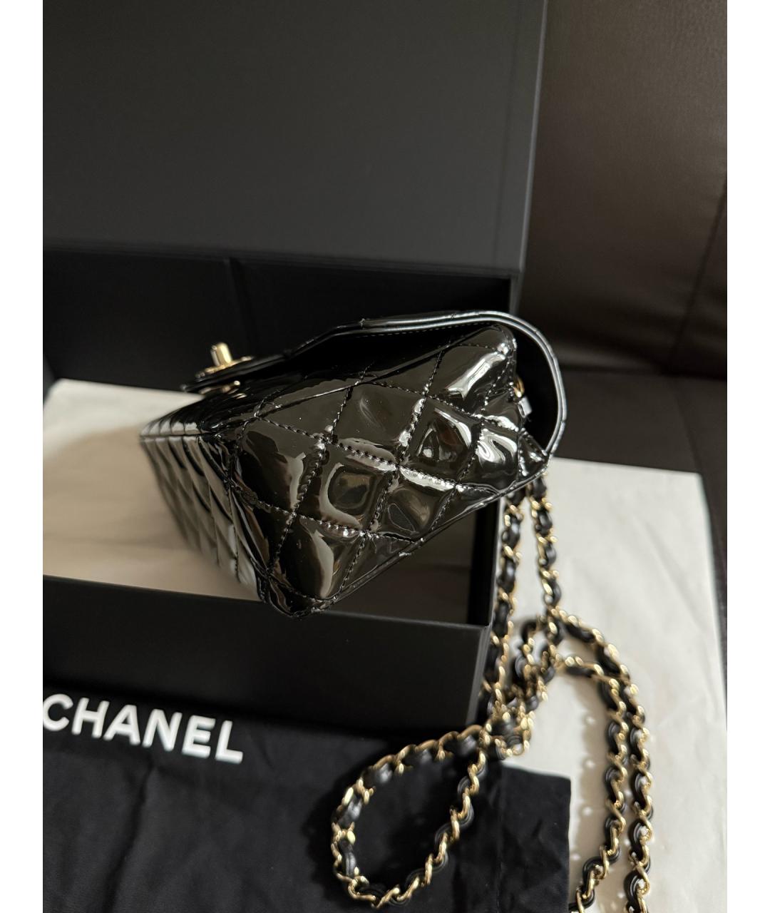 CHANEL Черная сумка через плечо из лакированной кожи, фото 4