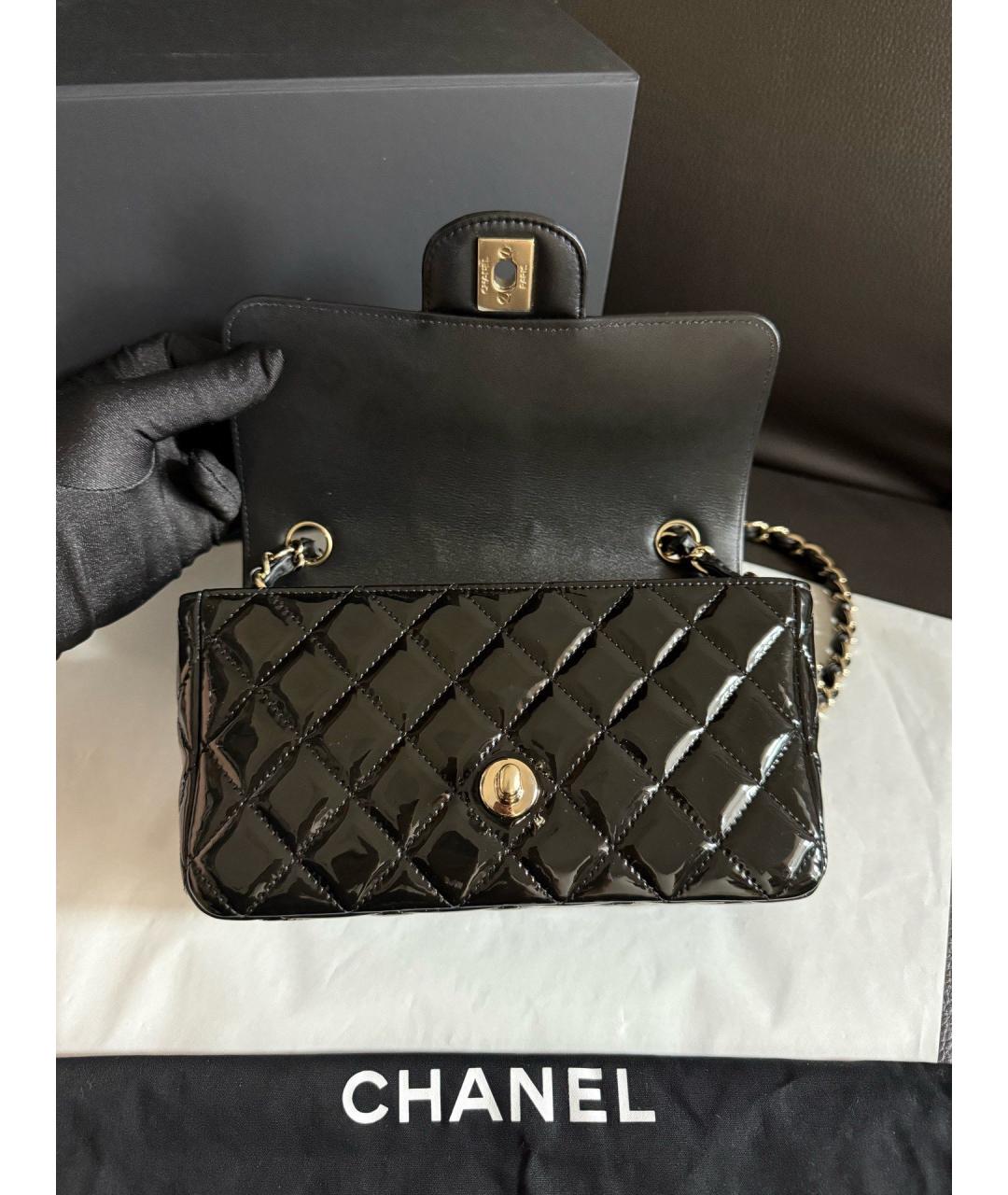 CHANEL Черная сумка через плечо из лакированной кожи, фото 7