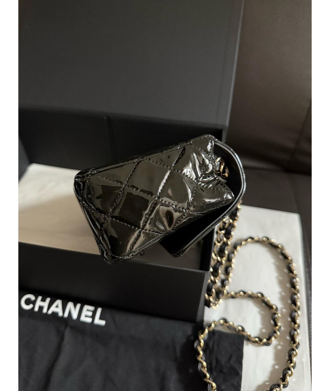 CHANEL Черная сумка через плечо из лакированной кожи, фото 5
