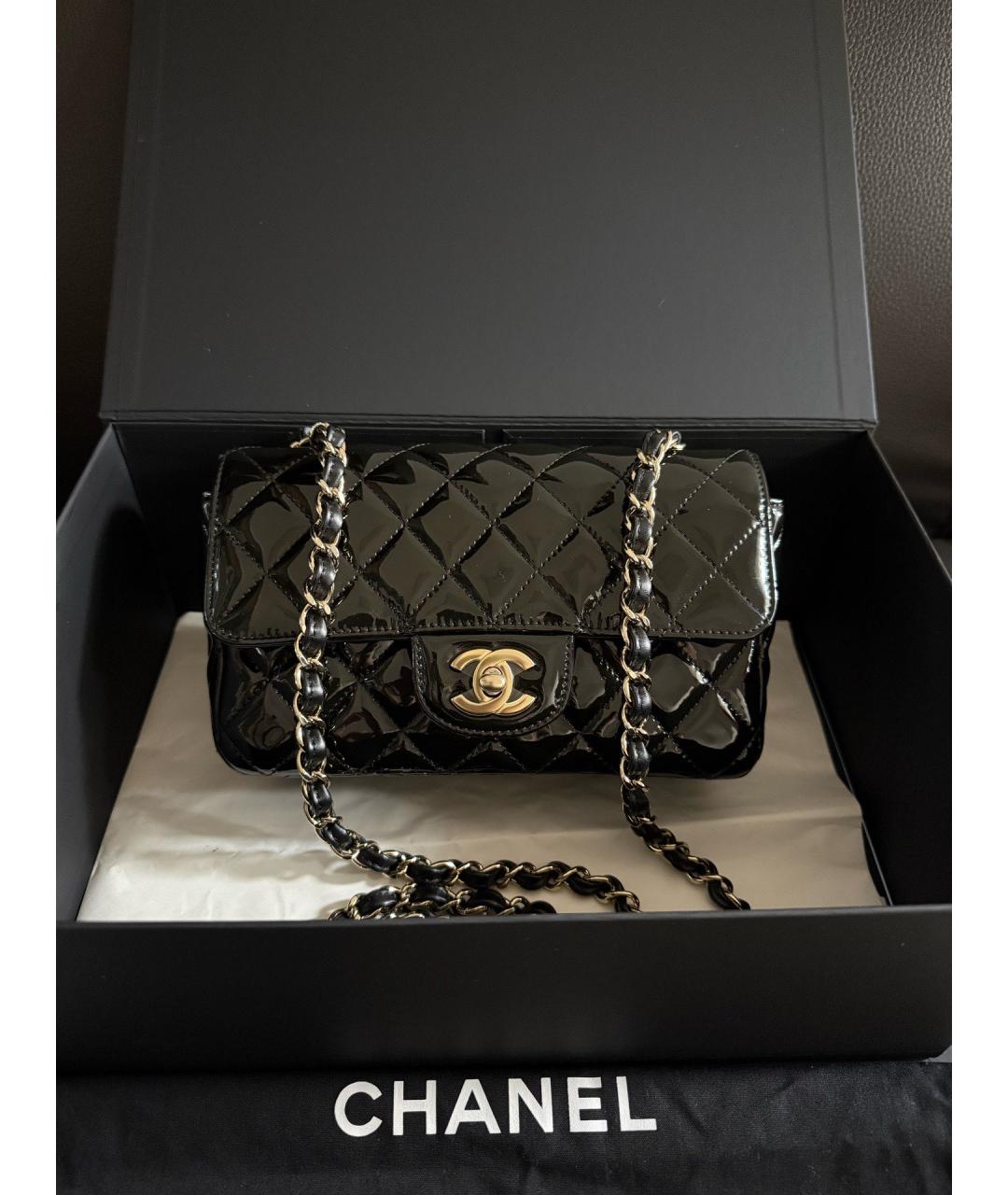 CHANEL Черная сумка через плечо из лакированной кожи, фото 2