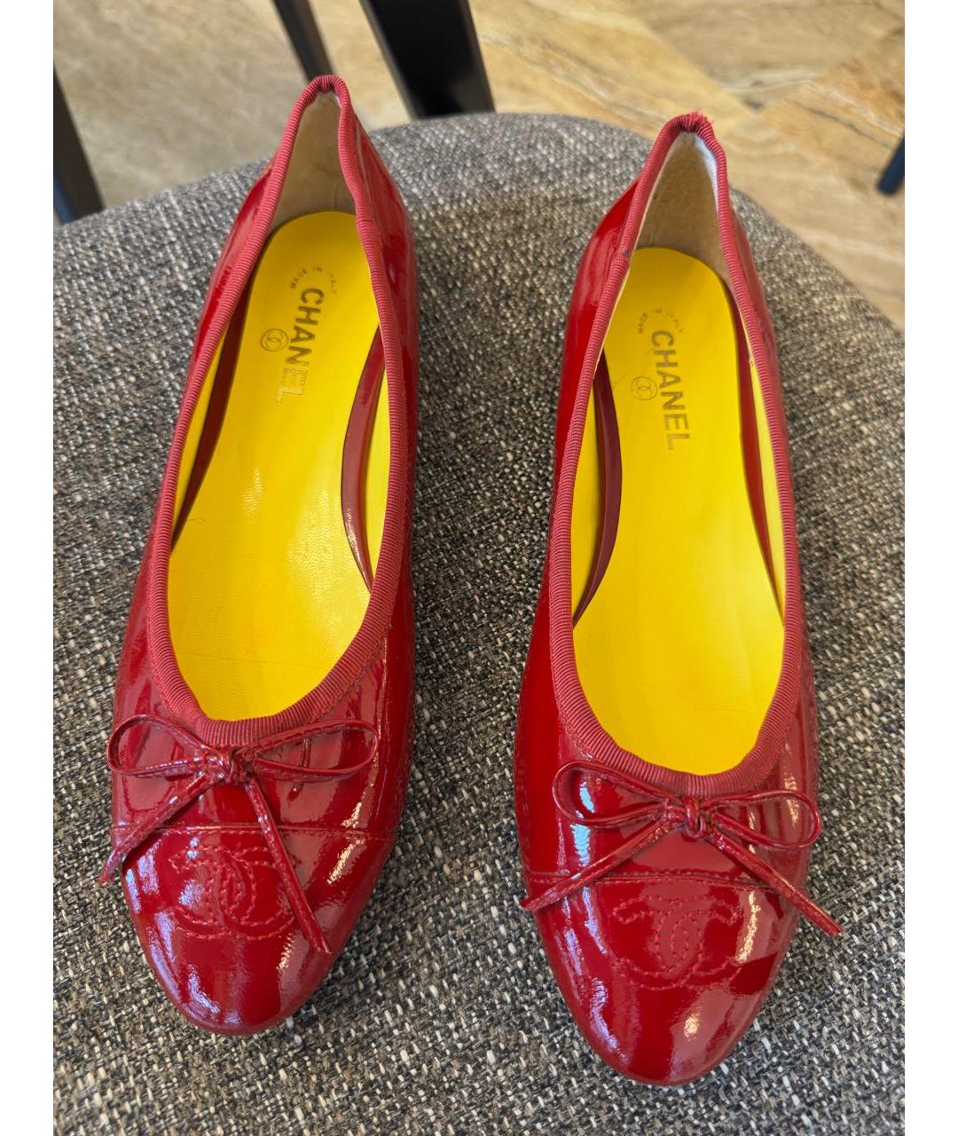 CHANEL Красные балетки из лакированной кожи, фото 2
