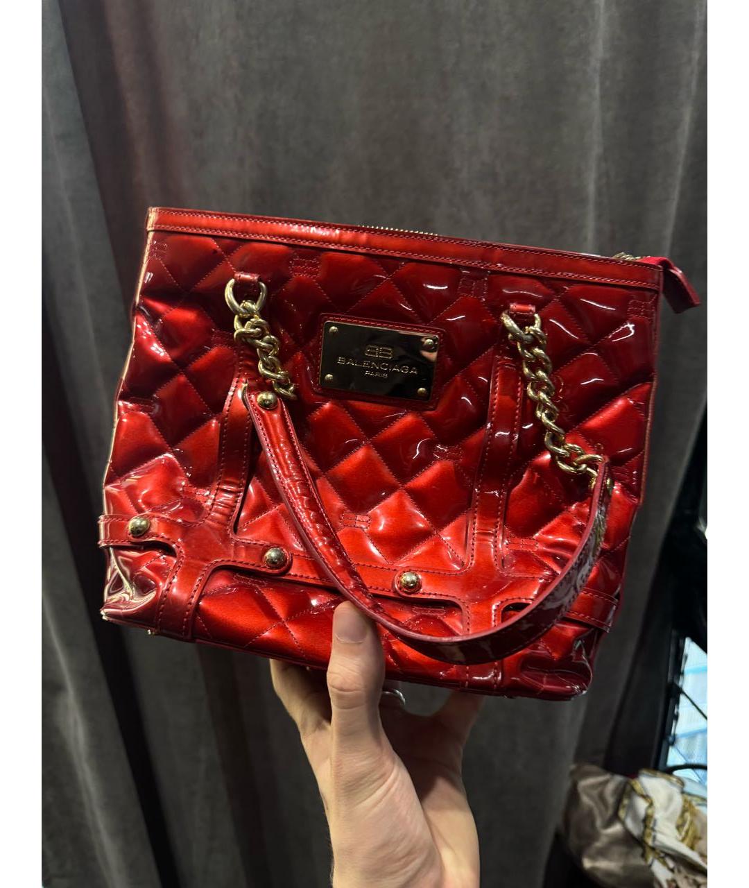 BALENCIAGA Красная сумка с короткими ручками из лакированной кожи, фото 4
