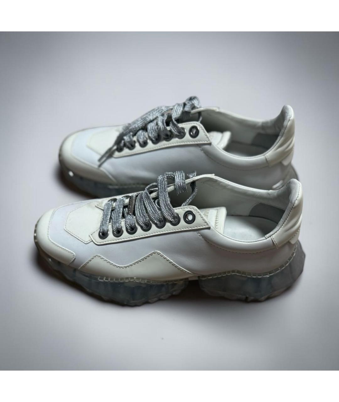 JIMMY CHOO Белые кроссовки из лакированной кожи, фото 2