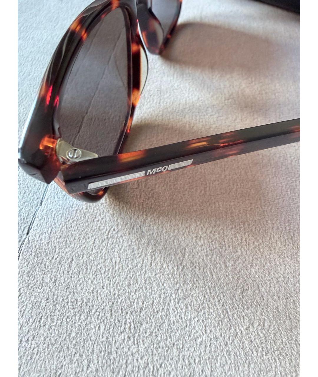 MCQ ALEXANDER MCQUEEN Коричневые пластиковые солнцезащитные очки, фото 4