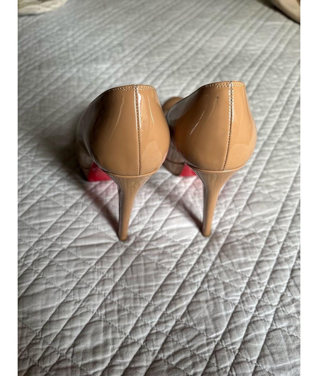 CHRISTIAN LOUBOUTIN Бежевые туфли из лакированной кожи, фото 4