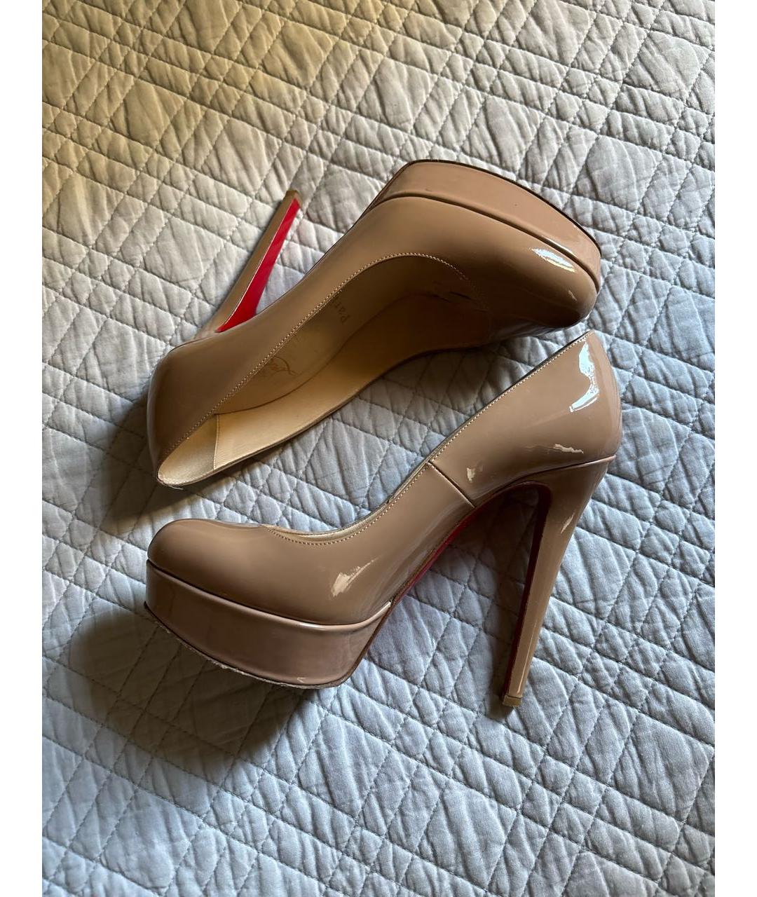 CHRISTIAN LOUBOUTIN Бежевые туфли из лакированной кожи, фото 6