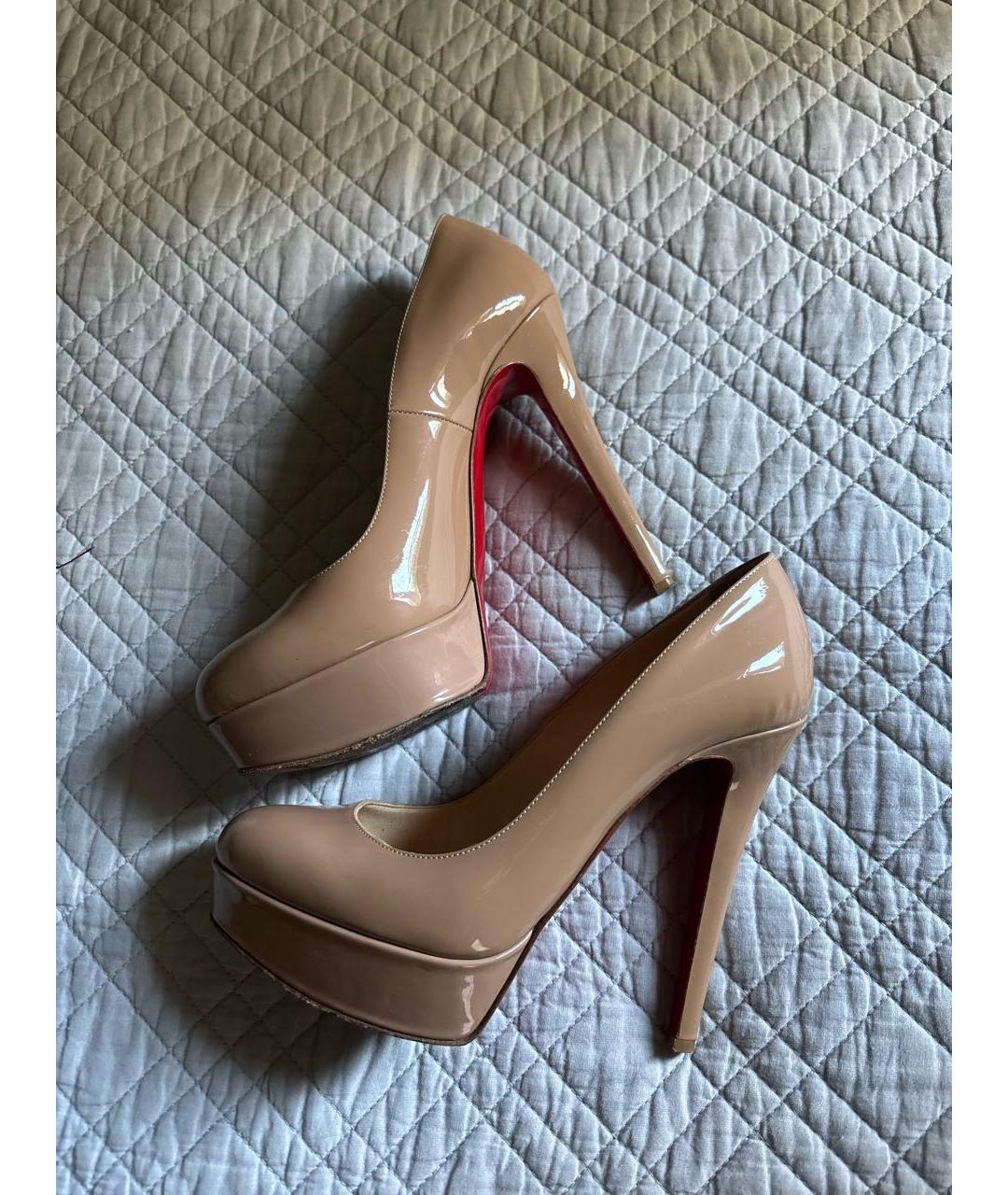 CHRISTIAN LOUBOUTIN Бежевые туфли из лакированной кожи, фото 5